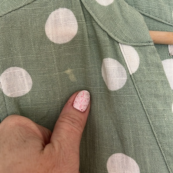 Belted, green linen dress. Midi length. Green with white polka dots. - Picture 3 of 8